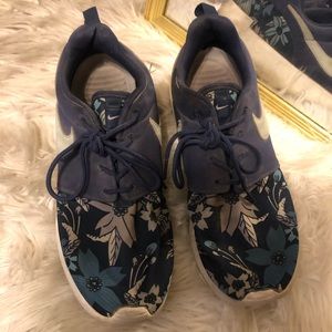 Nike roshe women’s shoe